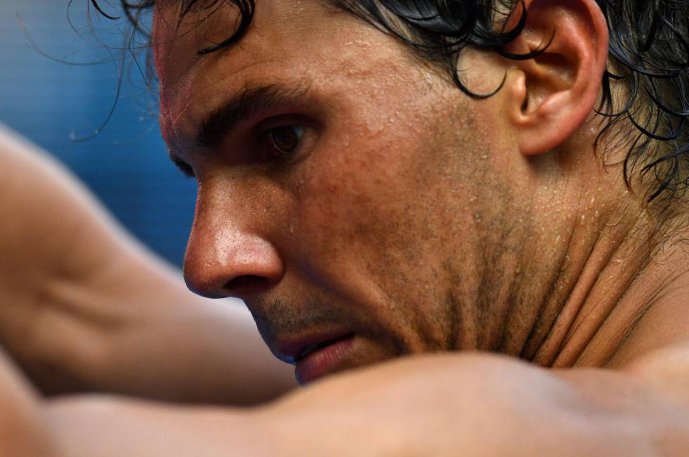Nadal se cambia de camiseta durante el partido.