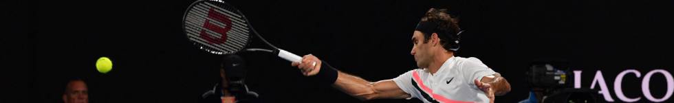 Federer pega de derecha durante su partido contra Berdych.