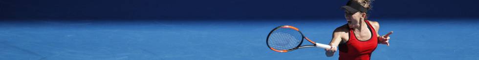 Halep golpea durante la semifinal contra Kerber en Melbourne.