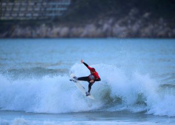 La Invernal de Laredo, el torneo de surf donde el ganador se lleva cuatro veces más que la ganadora