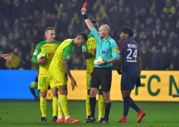 La federación francesa suspende tres meses al árbitro que agredió a un jugador en el Nantes-PSG