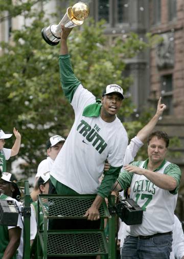 Pierce, con el título que ganaron los Celtics en 2008.