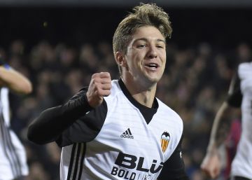 El Valencia gana al Levante un derbi envuelto en polémica