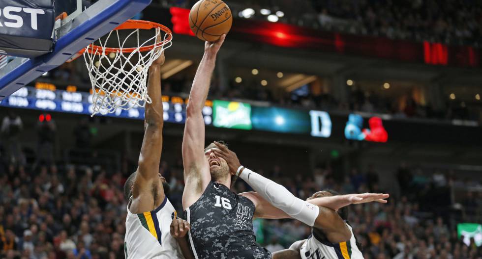 Pau Gasol, entre Crowder y Favors.