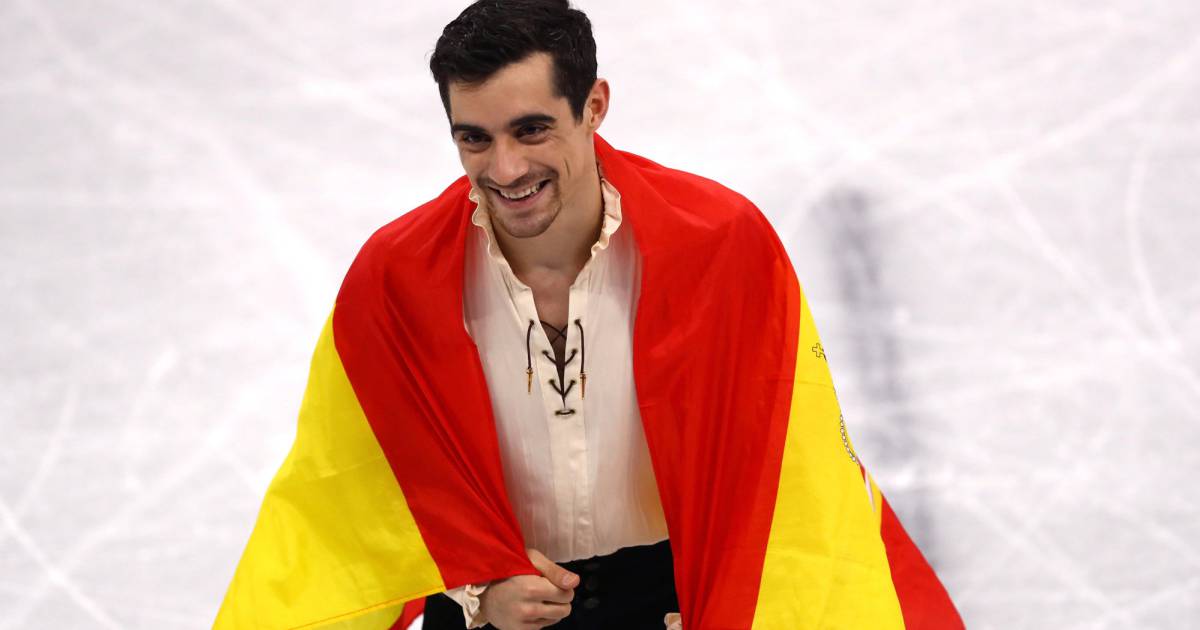 Javier Fernández, con la bandera española tras ganar el bronce.