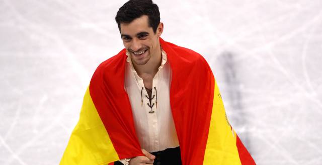 Javier Fernández, con la bandera española tras ganar el bronce.