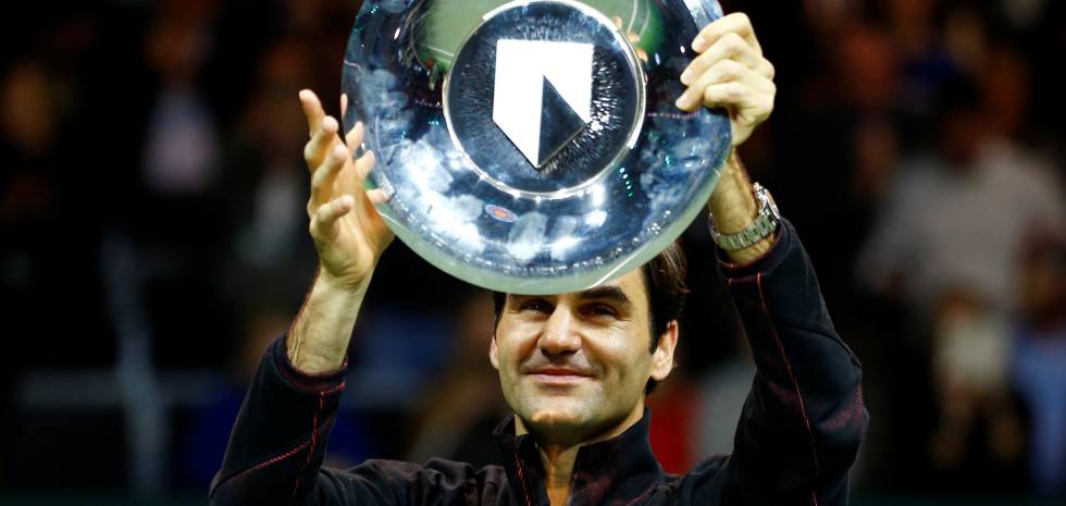 Federer eleva el trofeo de campeón en Rotterdam.