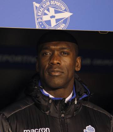 Seedorf en el banquillo de Riazor.