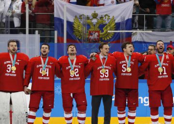 El equipo ruso de hockey desafía al COI y canta el himno tras ganar el oro olímpico