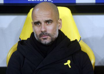 Guardiola desafia la federació anglesa i es posa el llaç groc a la final de la Copa de la Lliga