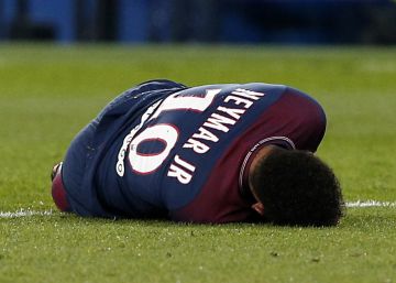 Neymar, retirado en camilla tras doblarse el tobillo contra el Marsella