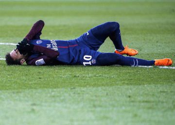 Neymar tiene una fisura en un hueso del pie y es difícil que esté contra el Madrid