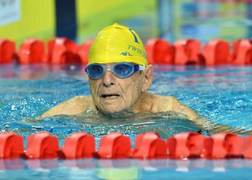 Un nadador de 99 años rompe el récord del mundo en Australia