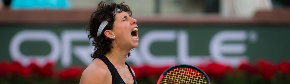 Carla Suárez celebra su triunfo contra Svitolina en Indian Wells.