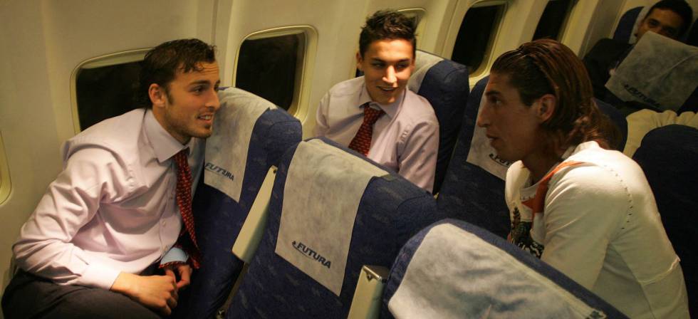Puerta, Navas y Ramos, durante un vuelo de Madrid a Sevilla en 2005.