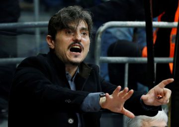 Un ‘hooligan’ en el palco del Panathinaikos