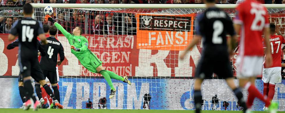 Neuer, durante el partido entre el Bayern y el Madrid de cuartos de la Champions en 2017.