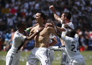 Ibrahimovic se cuela en la fiesta mexicana del derbi de Los Ángeles