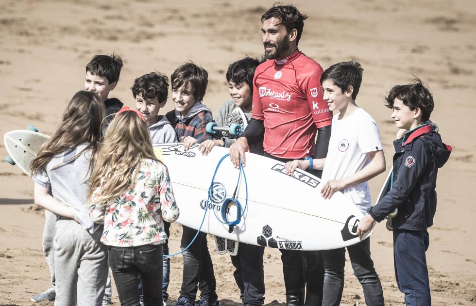 Aritz Aranburu con jovenes aficionados.