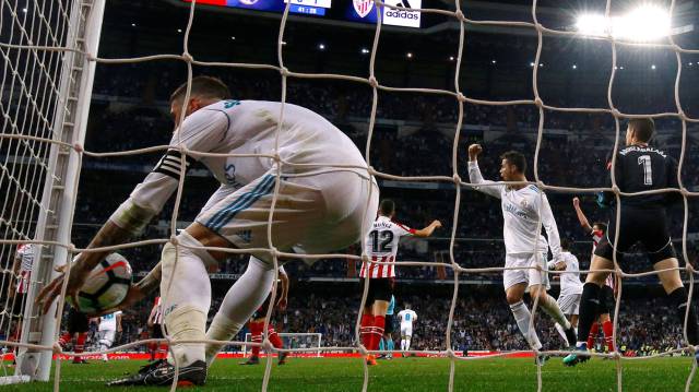 Ramos recoge la pelota tras el gol de Cristiano.