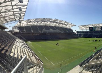El equipo de Magic Johnson inaugura el estadio de fútbol más caro de EEUU