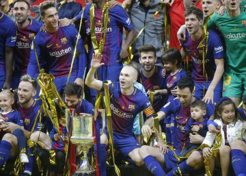 El Barça corona a Iniesta