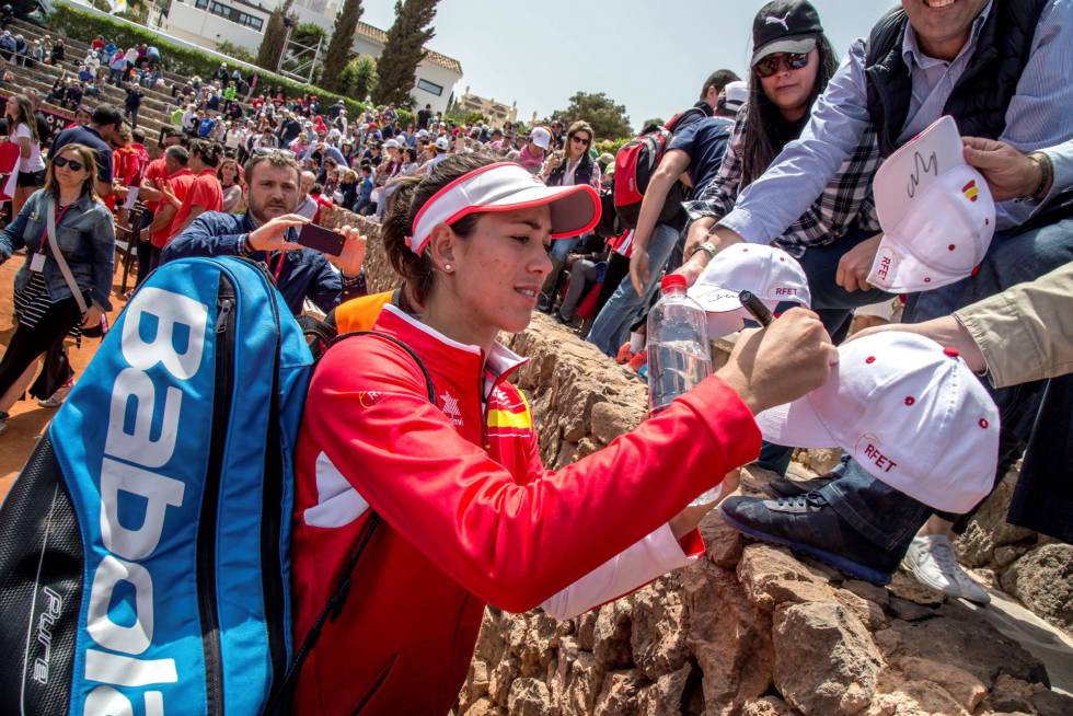 Muguruza firma autógrafos en La Manga.