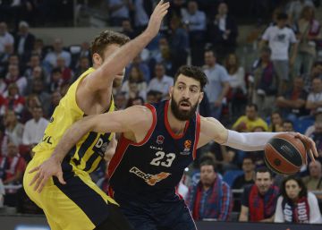 El Baskonia vence con solvencia al Fenerbahçe y sigue con vida