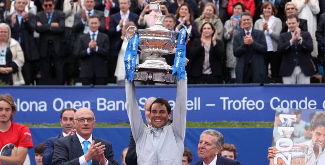 Nadal eleva el trofeo de campeón del Godó, este domingo en Barcelona.