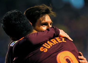 Messi y Suárez celebran el tercer gol del Barcelona.