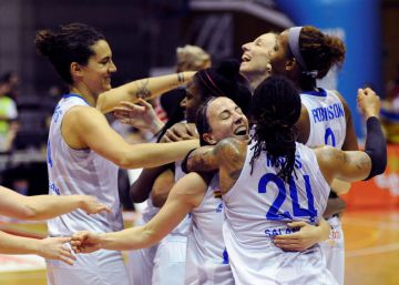 El Perfumerías Avenida celebra en Girona su tercera Liga consecutiva
