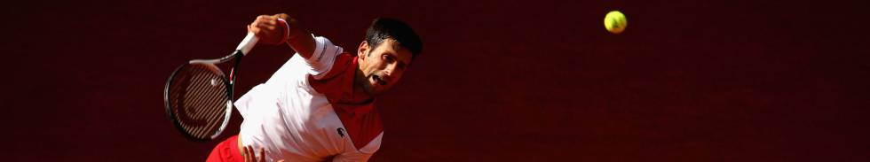 Djokovic sirve durante el partido contra Nishikori.