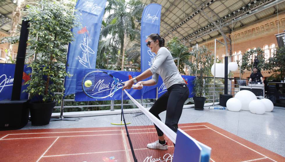 Muguruza pelotea en la estación de Atocha.