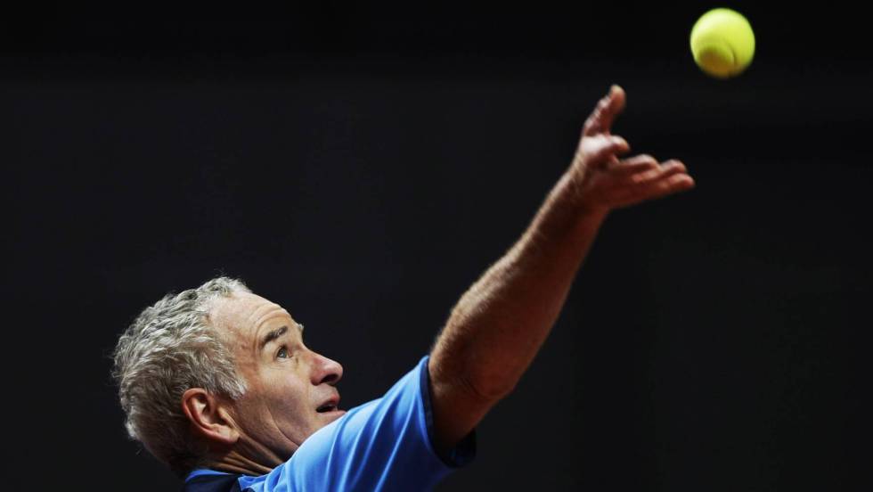 McEnroe sirve durante un partido de exhibición.