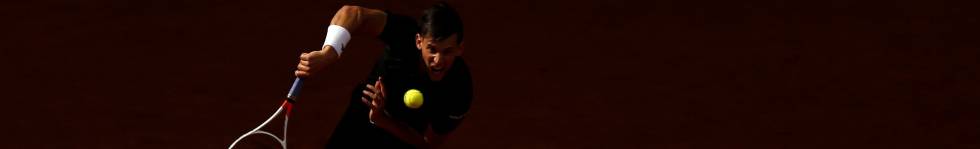 Thiem sirve durante el partido contra Nadal.