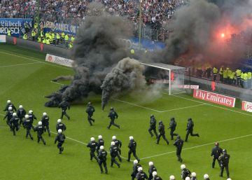 Bengalas y botes de humo en el descenso del histórico Hamburgo a segunda