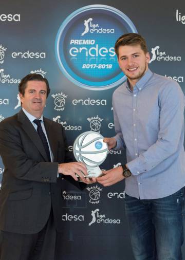 Doncic recibe un premio de la Liga Endesa. .