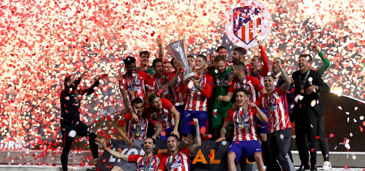 El Atlético de Madrid levanta el trofeo.