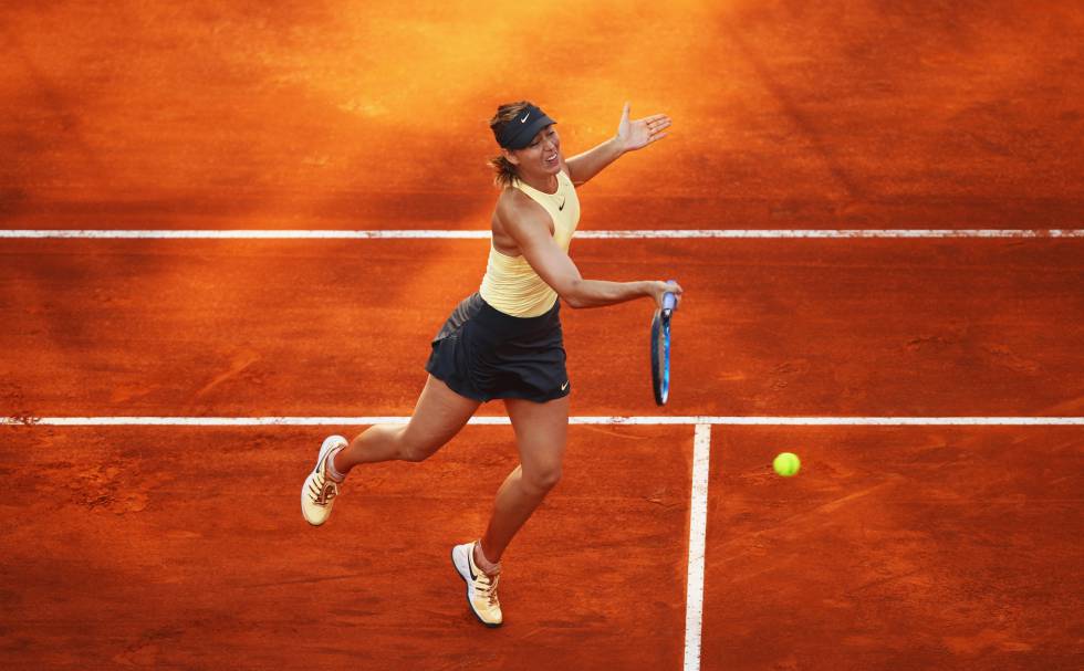 Sharapova devuelve la pelota contra Ostapenko.