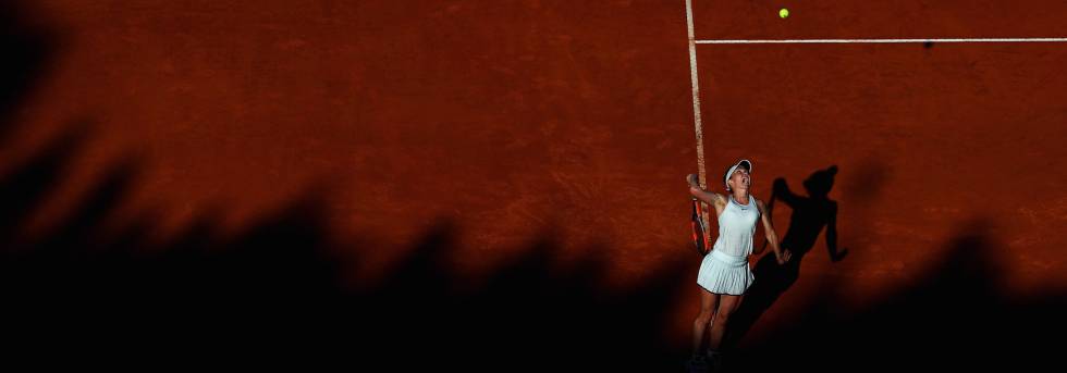 Halep sirve durante el partido contra Sharapova.