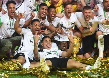 Carlos Salcedo y Marco Fabián ganan la copa alemana frente al Bayern Múnich