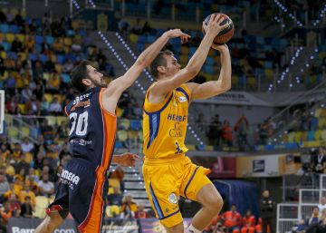Gran Canaria aplasta al Valencia para seguir con vida