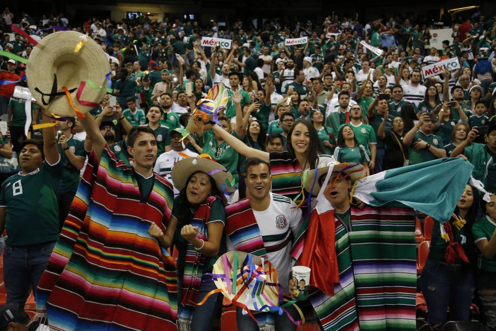 Aficionados en las tribunas del Azteca.