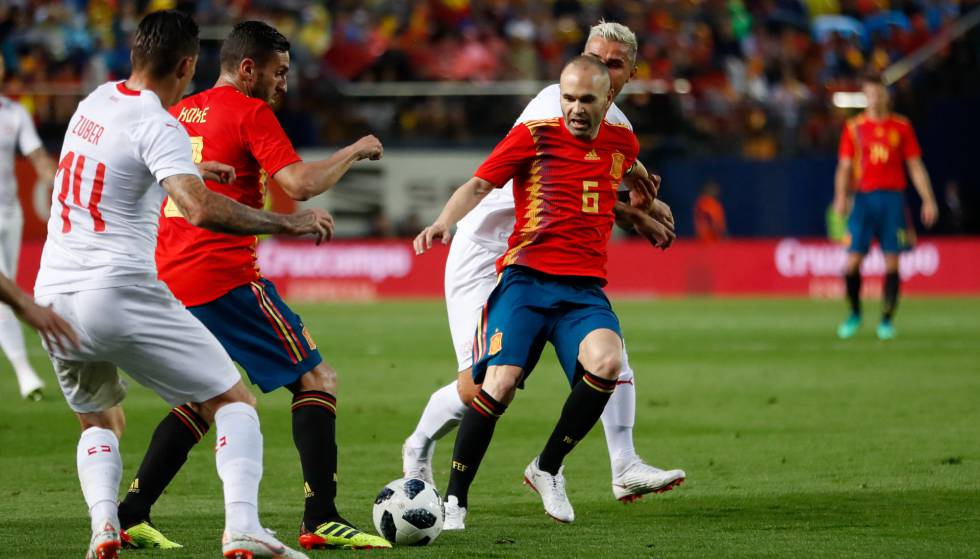 Iniesta protege el balón ante Koke y Zuber.