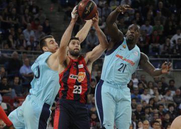 El Baskonia resiste la mejoría del Barça