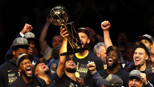 Stephen Curry levanta el trofeo de campeón de la NBA.rn