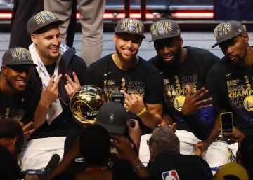 El juego total de los Warriors rinde a la NBA
