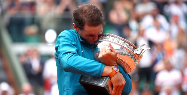 Nadal abraza el trofeo de campeón de Roland Garros, este domingo en París.