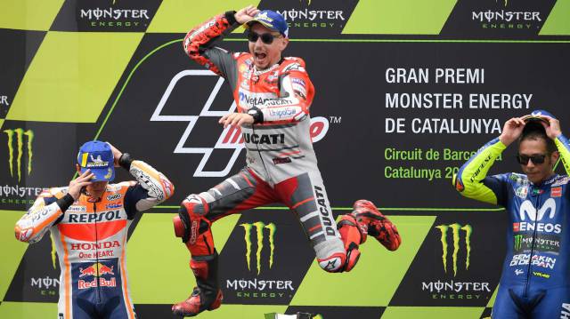 Lorenzo celebra con un salto su victoria en Montmeló por delante de Márquez y Rossi