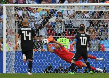 Halldórsson, el verdugo de Messi que vive entre claquetas y porterías